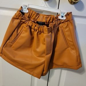 Leather shorts with pockets